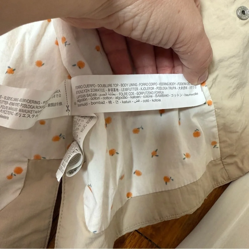 Zara| Kids Kids Beige Trench Coat with a hood. Snap button closure. Size 4-5